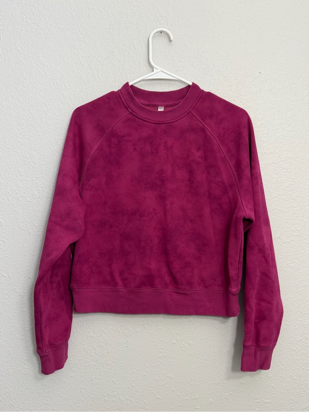 Fabletics Cozy Fleece Raglan Sweatshirt in Radiant Raspberry Smudge